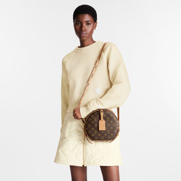 https://www.lvbagsoutlet.us.com/wp-content/uploads/2023/02/louis-vuitton-boite-chapeau-souple-mm-monogram-handbags-M45647_PM1_Worn_20view-600x600.jpg